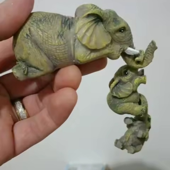 Decor 🐘 3PC Elephant Hug Baby Resin Figurine Set – Cute Miniature Home Décor - Picture 13 of 17
